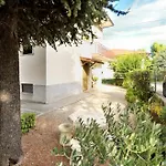 Laila's Frasassi House By Rentmax *
